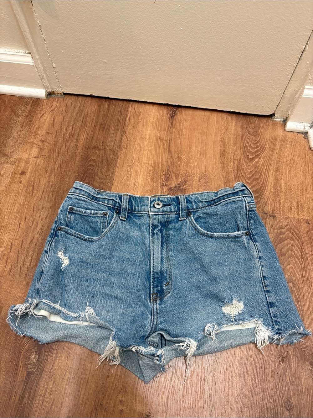 Abercrombie & Fitch The Mom Short High Rise Distressed Denim Shorts Size 28